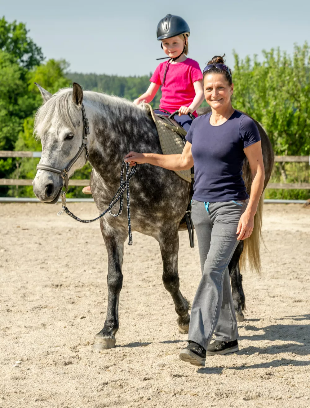 Stolz und glücklich hoch auf dem Pferderücken