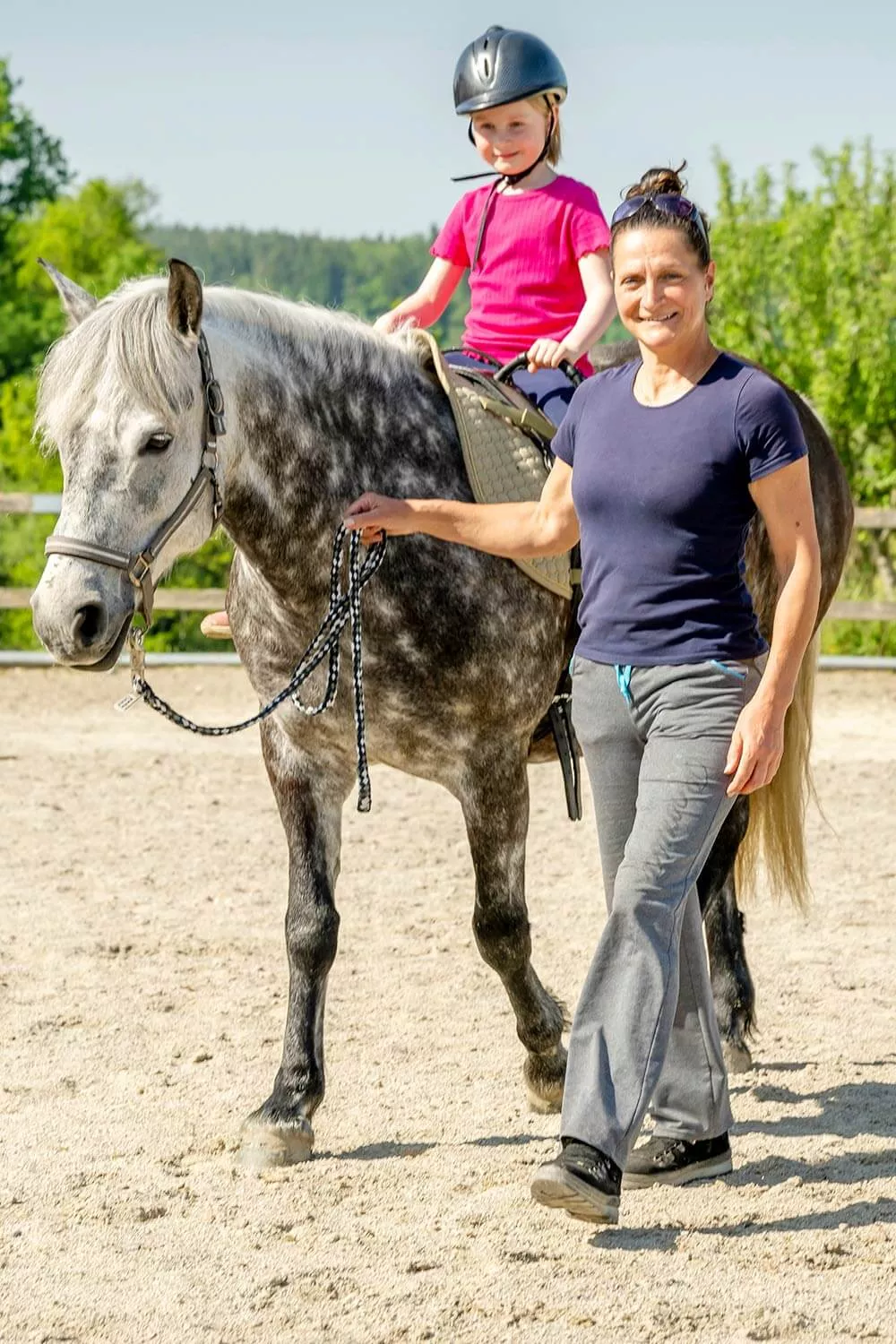 Stolz und glücklich hoch auf dem Pferderücken