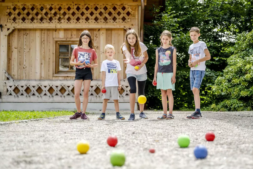 Spielen auf der Bocciabahn, dem Spielplatz und der Spielwiese