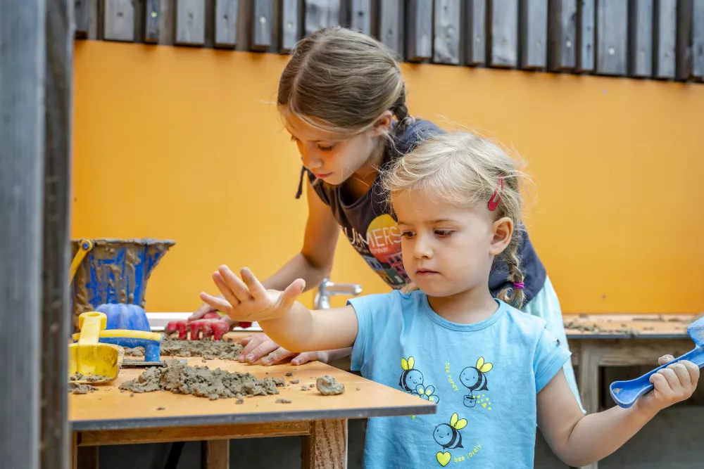 Spielen mit den Urlaubsfreunden