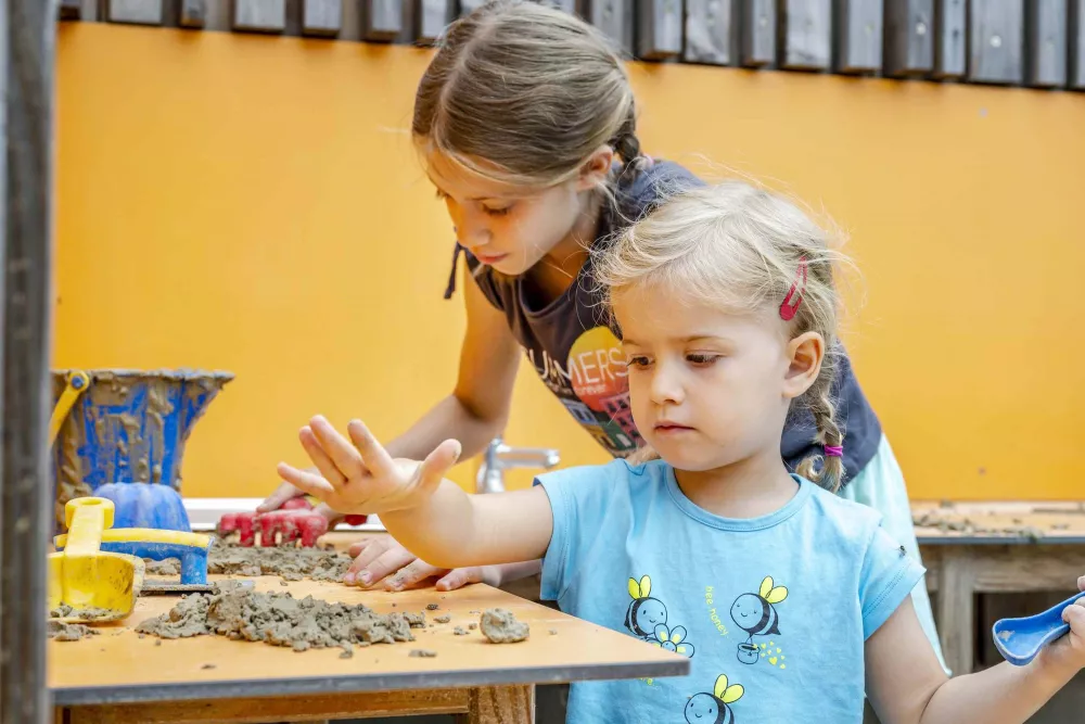 Spielen mit den Urlaubsfreunden