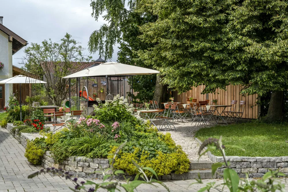 Grillplatz mit Schattenspendern im gepflegten Garten