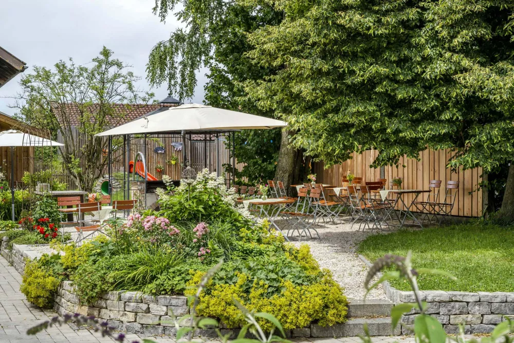Grillplatz mit Schattenspendern im gepflegten Garten