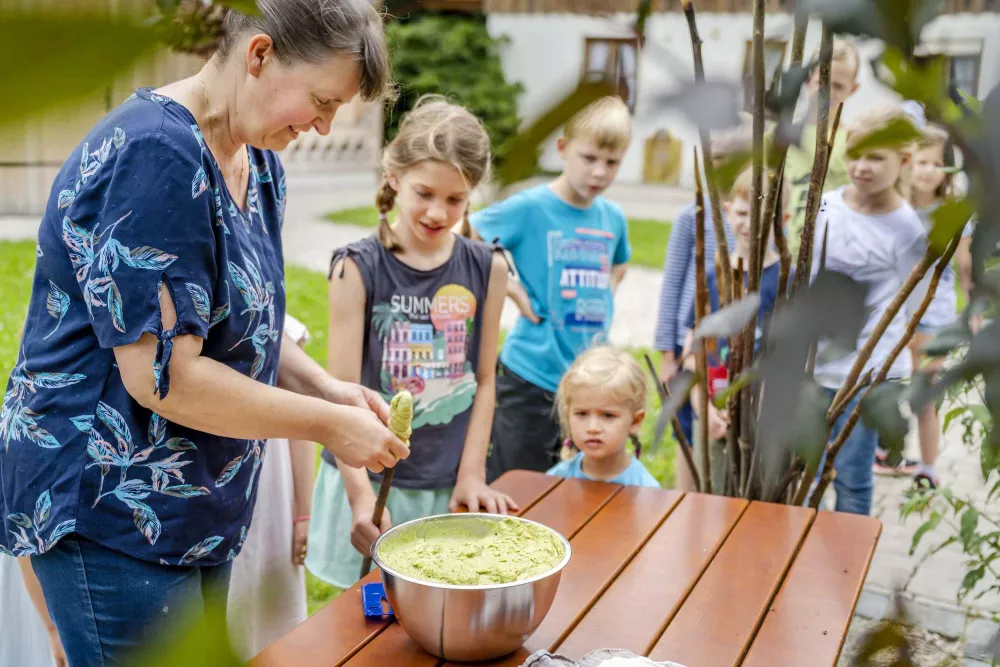 Vorbereitung fürs Stockbrotbacken