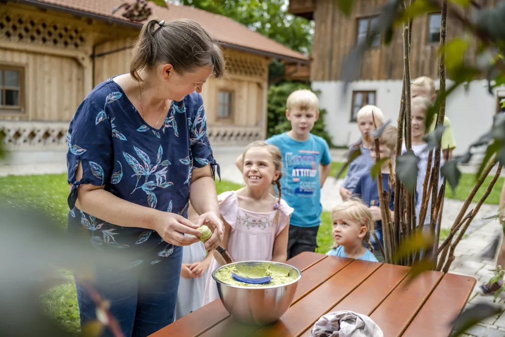 Fröhliches Kinderlachen am Bauernhof