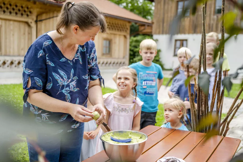 Fröhliches Kinderlachen am Bauernhof