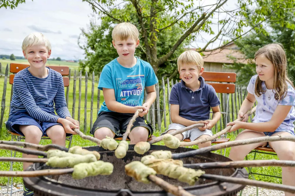 Lagerfeuer Bauernhoferlebnisse Kinderurlaub mit vielen Tieren