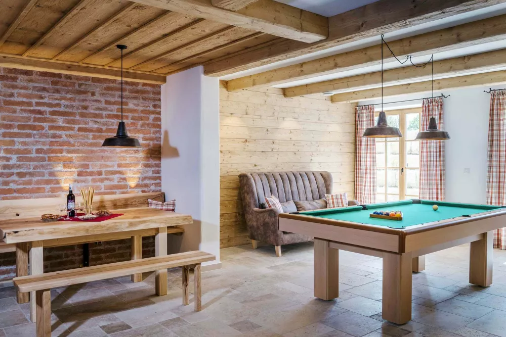 Billardtisch, Hofbibliothek und Bauernhof-Kino