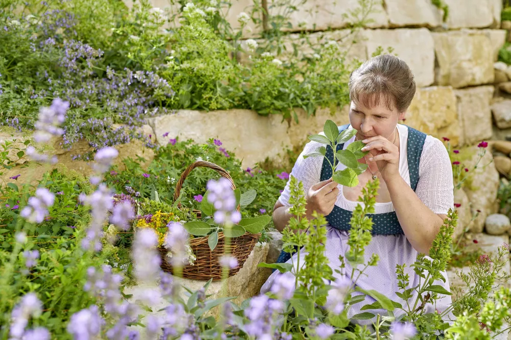 Kräuterpädagogin Evi Reiter vom Thomahof in Eizing