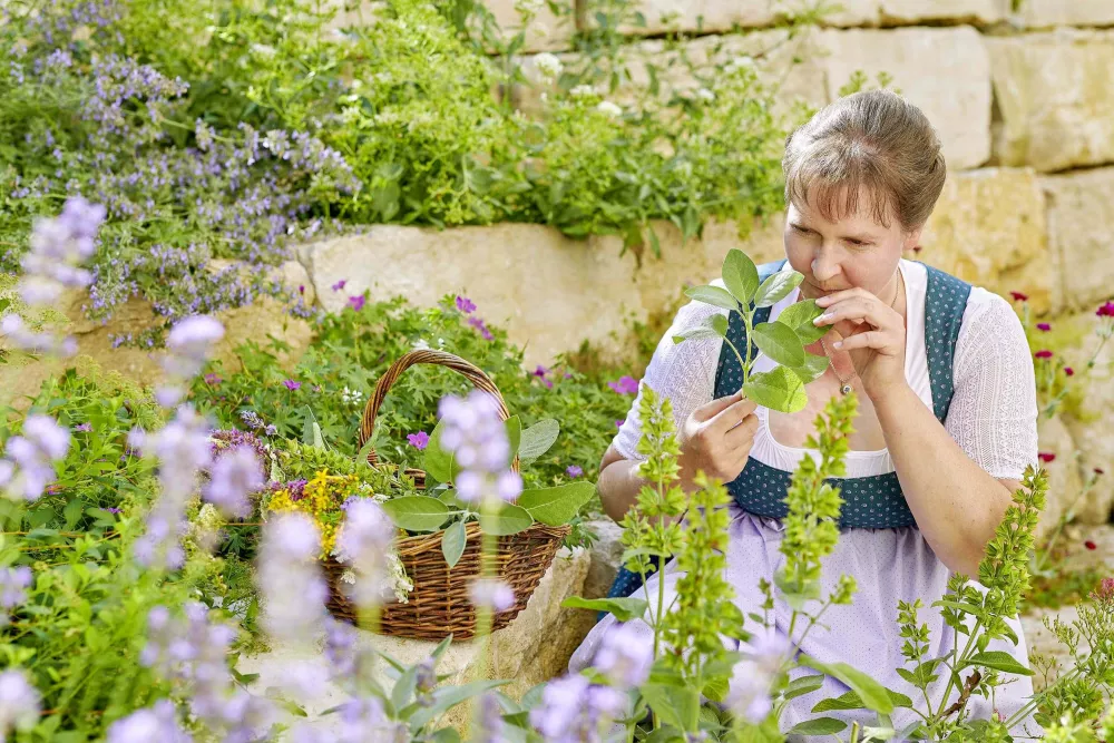 Kräuterpädagogin Evi Reiter vom Thomahof in Eizing