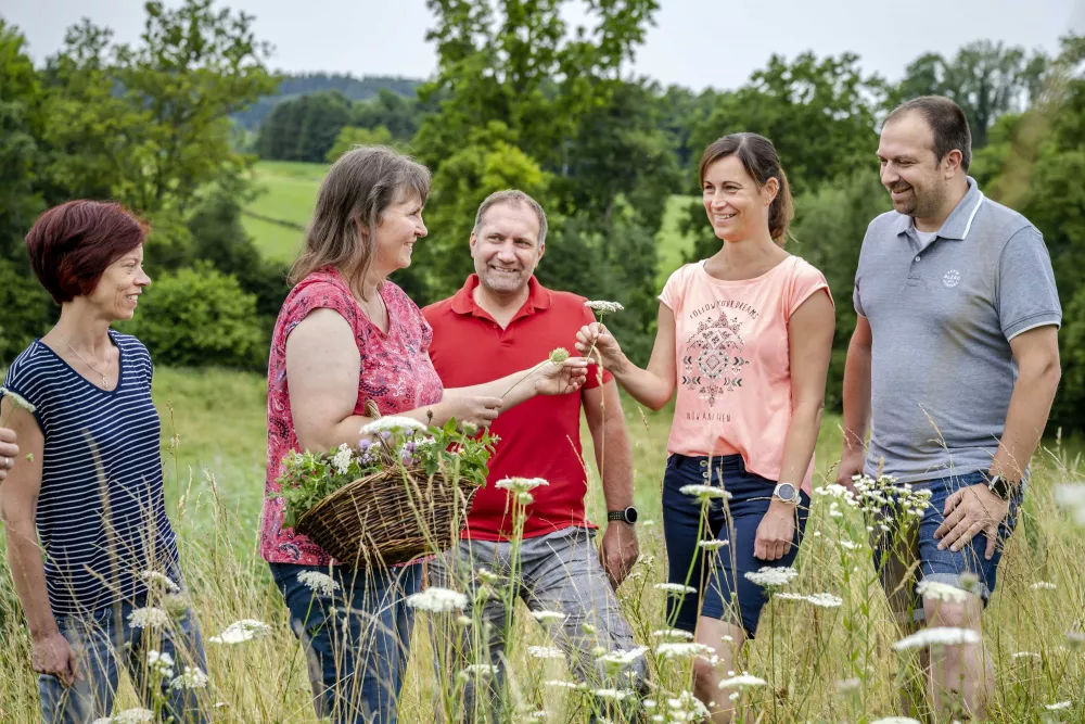 Bäuerin Evi teilt ihr Kräuterwissen mit ihren Gästen
