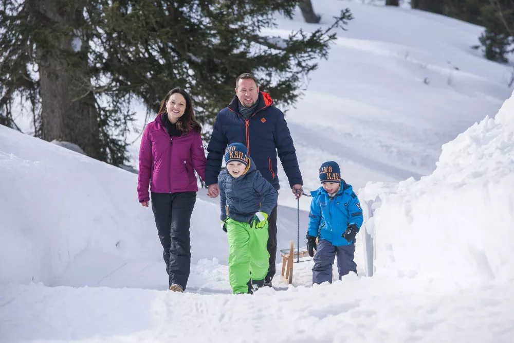 Rodeln in den verschneiten Bergen