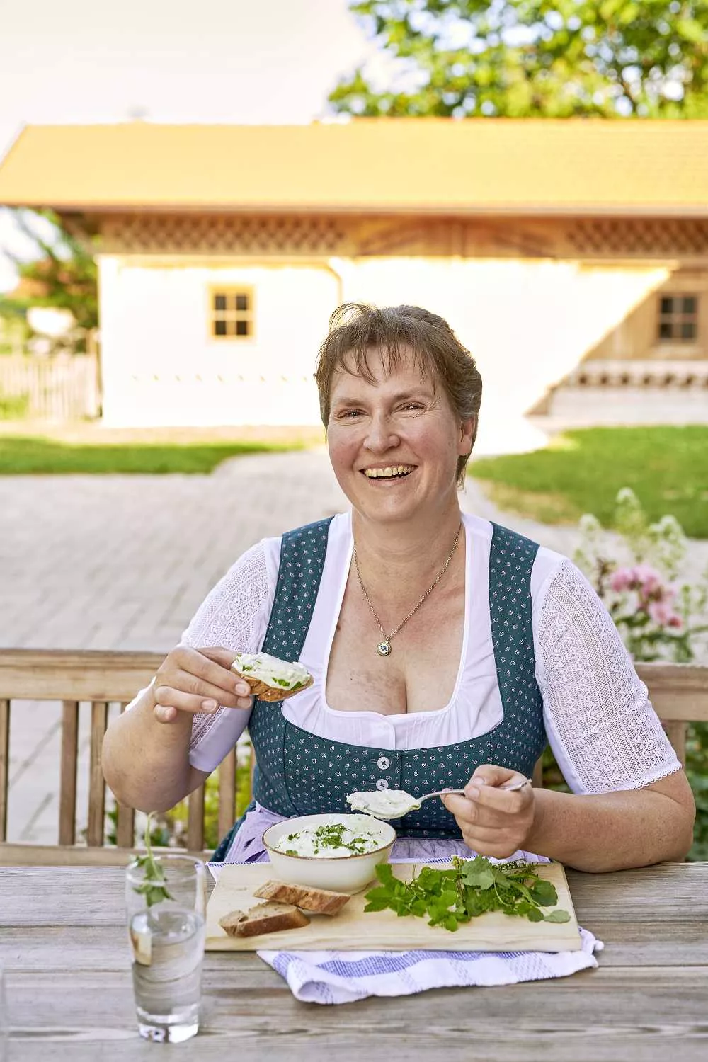 Gartenbäuerin Evi genießt Schmankerl mit frischen Kräutern