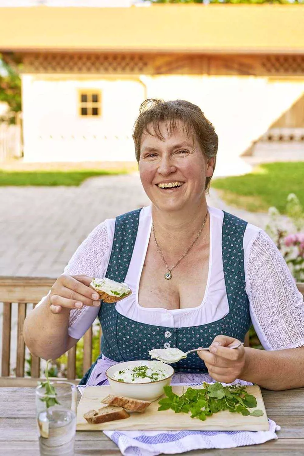 Gartenbäuerin Evi genießt Schmankerl mit frischen Kräutern