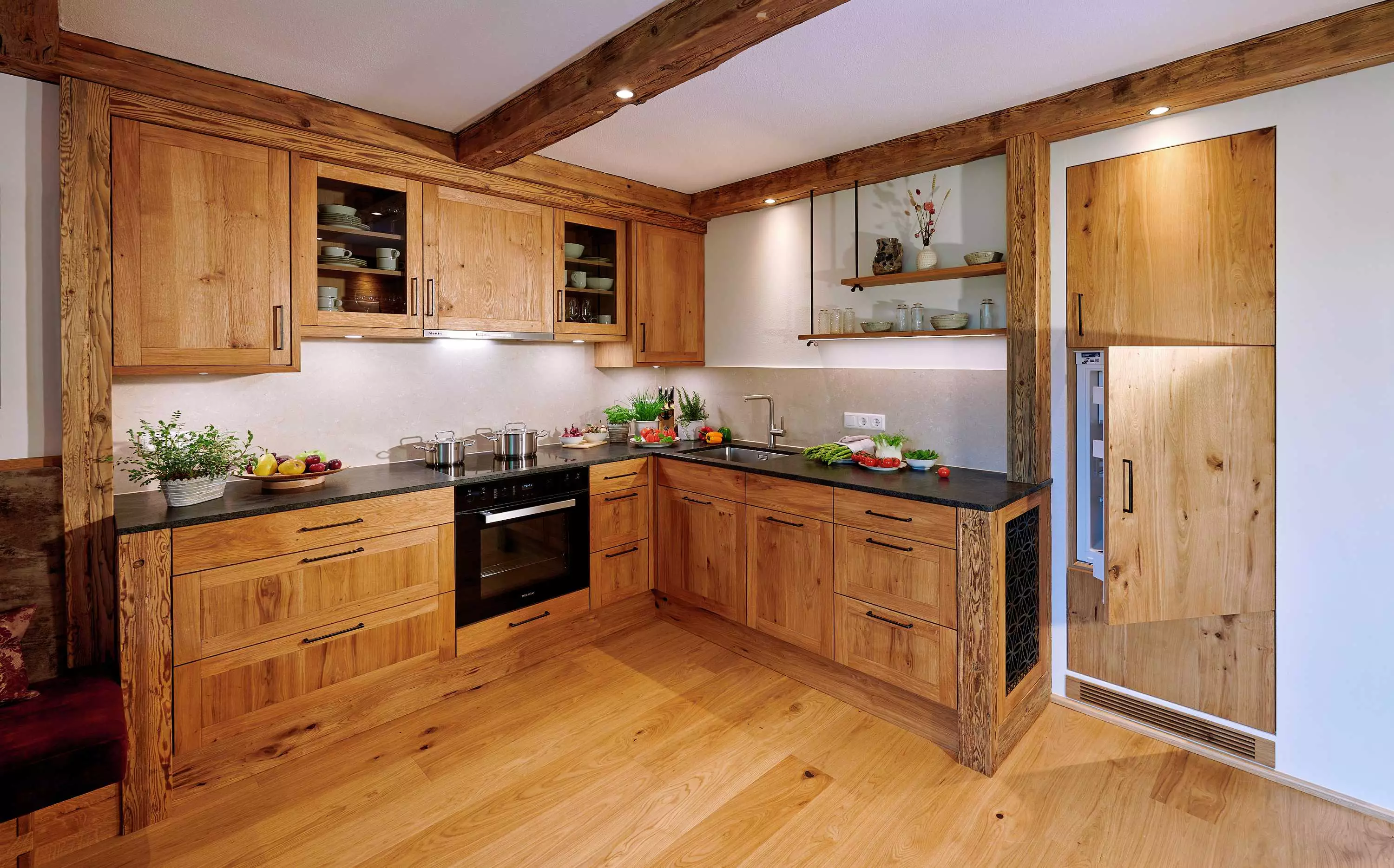 Moderne Küchenzeile mit kompletter Ausstattung für den Familienurlaub