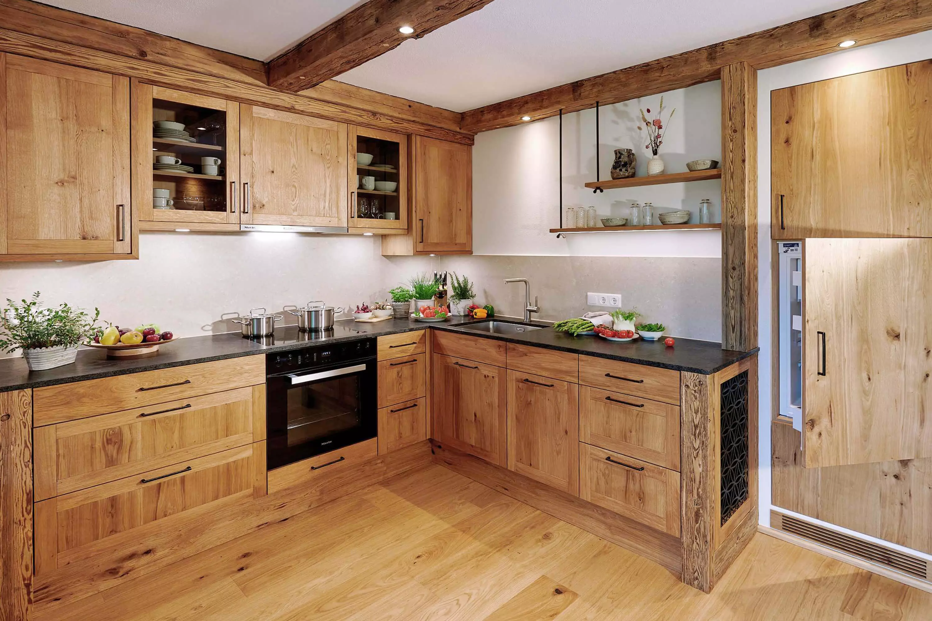 Moderne Küchenzeile mit kompletter Ausstattung für den Familienurlaub