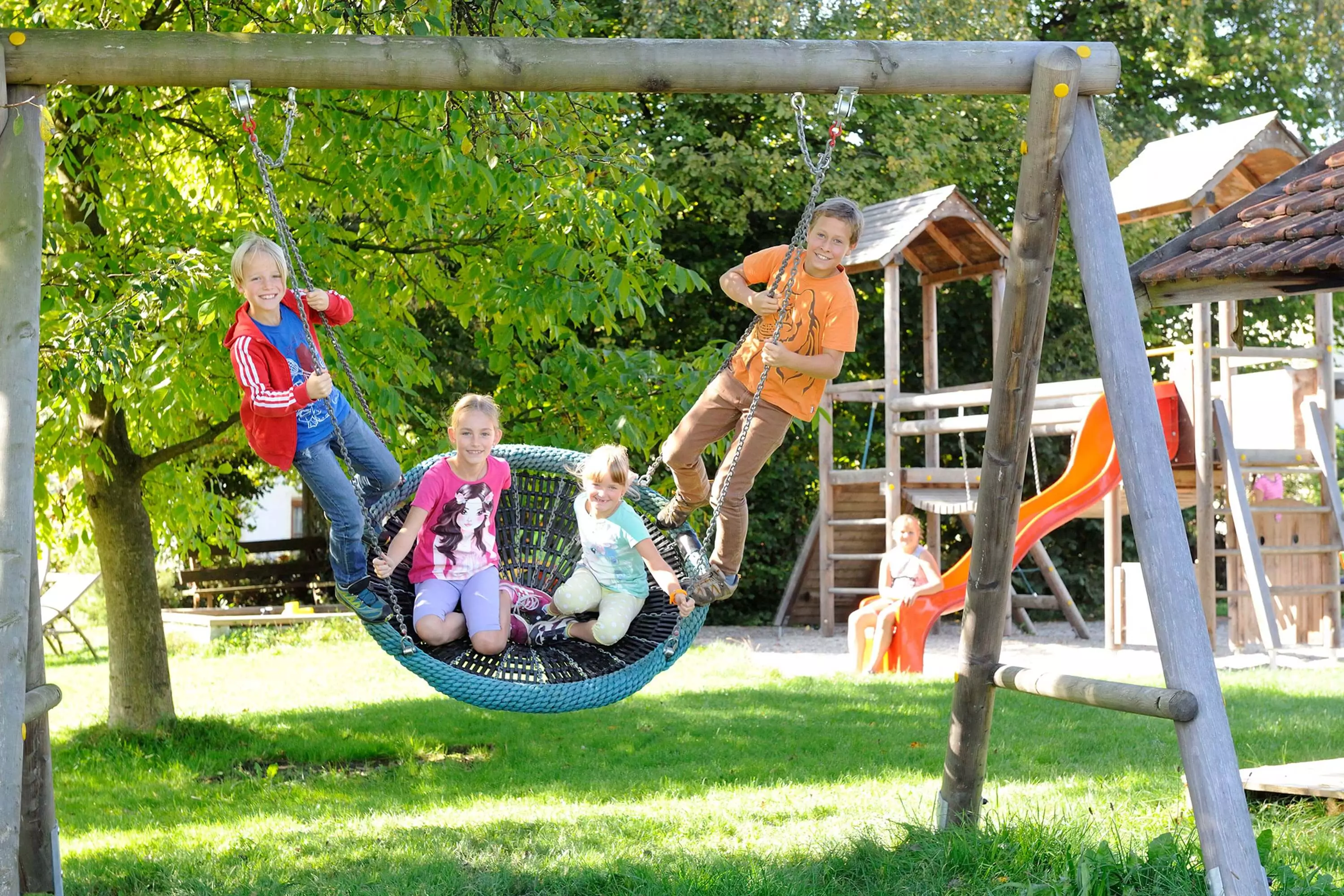 Spaß mit neuen Freunden auf dem hofeigenen Spielplatz