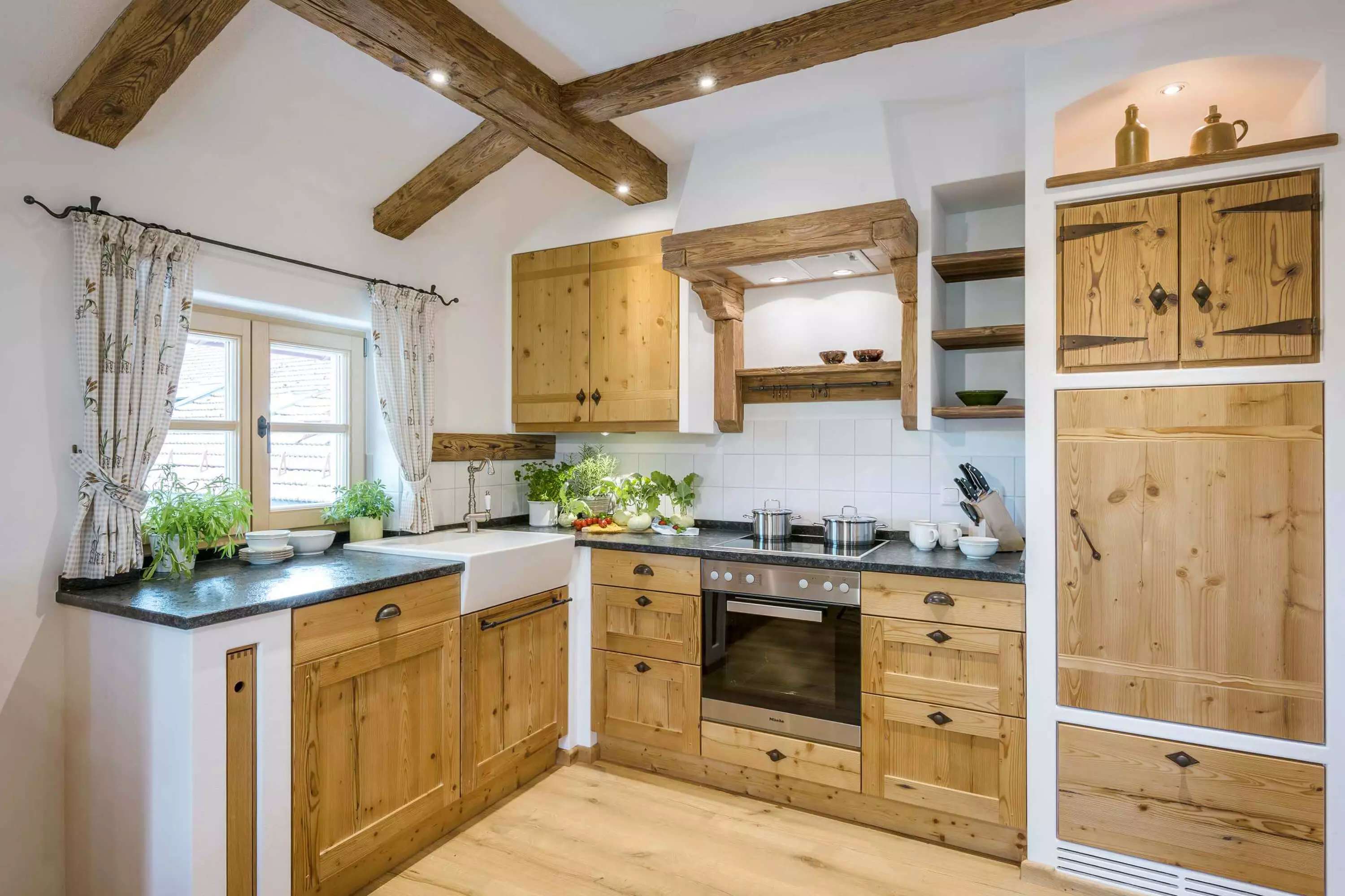 Küche mit liebevoll ausgewählten Details Thomahof Fridolfing