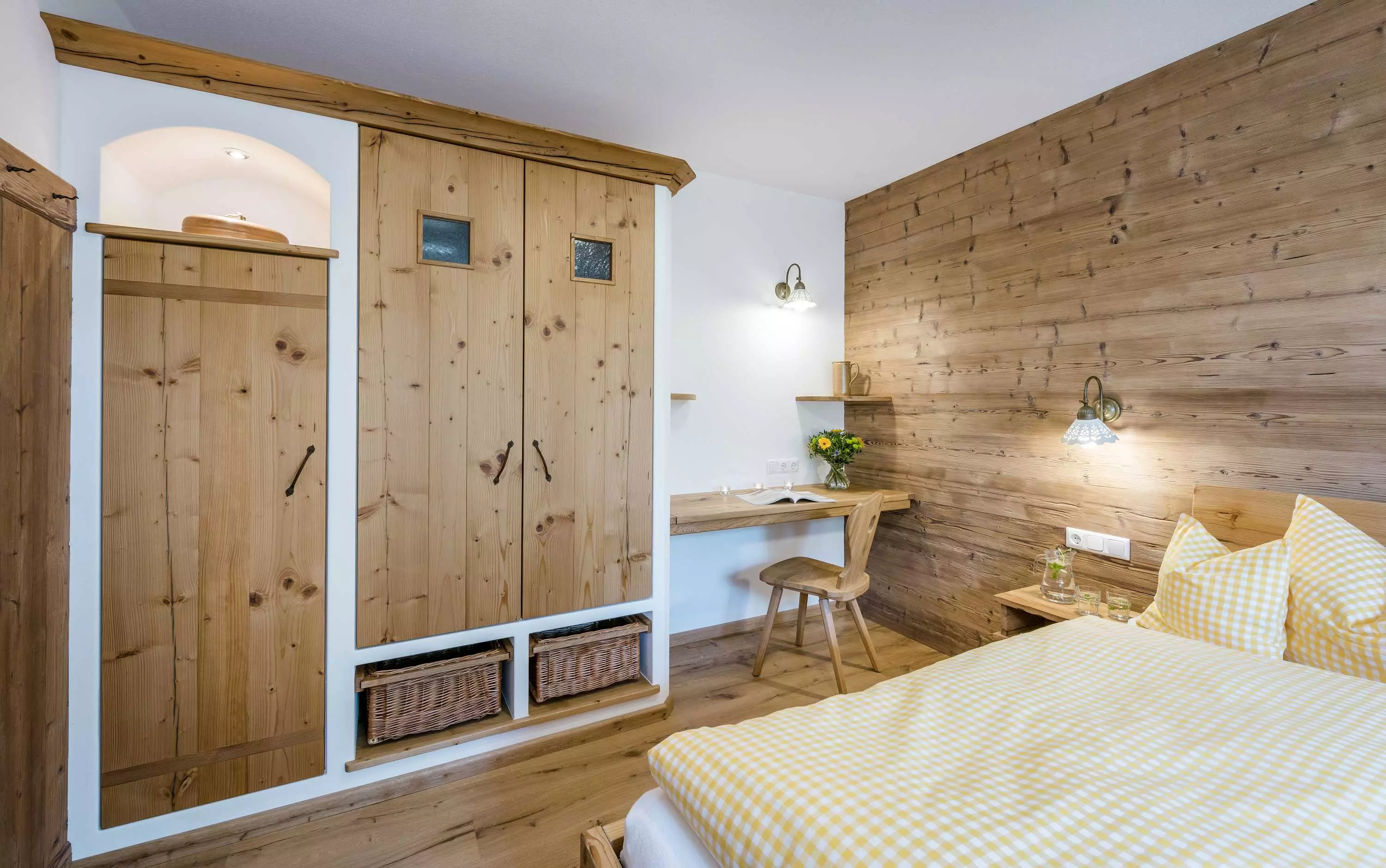 Schlafzimmer mit Zugang zum Balkon