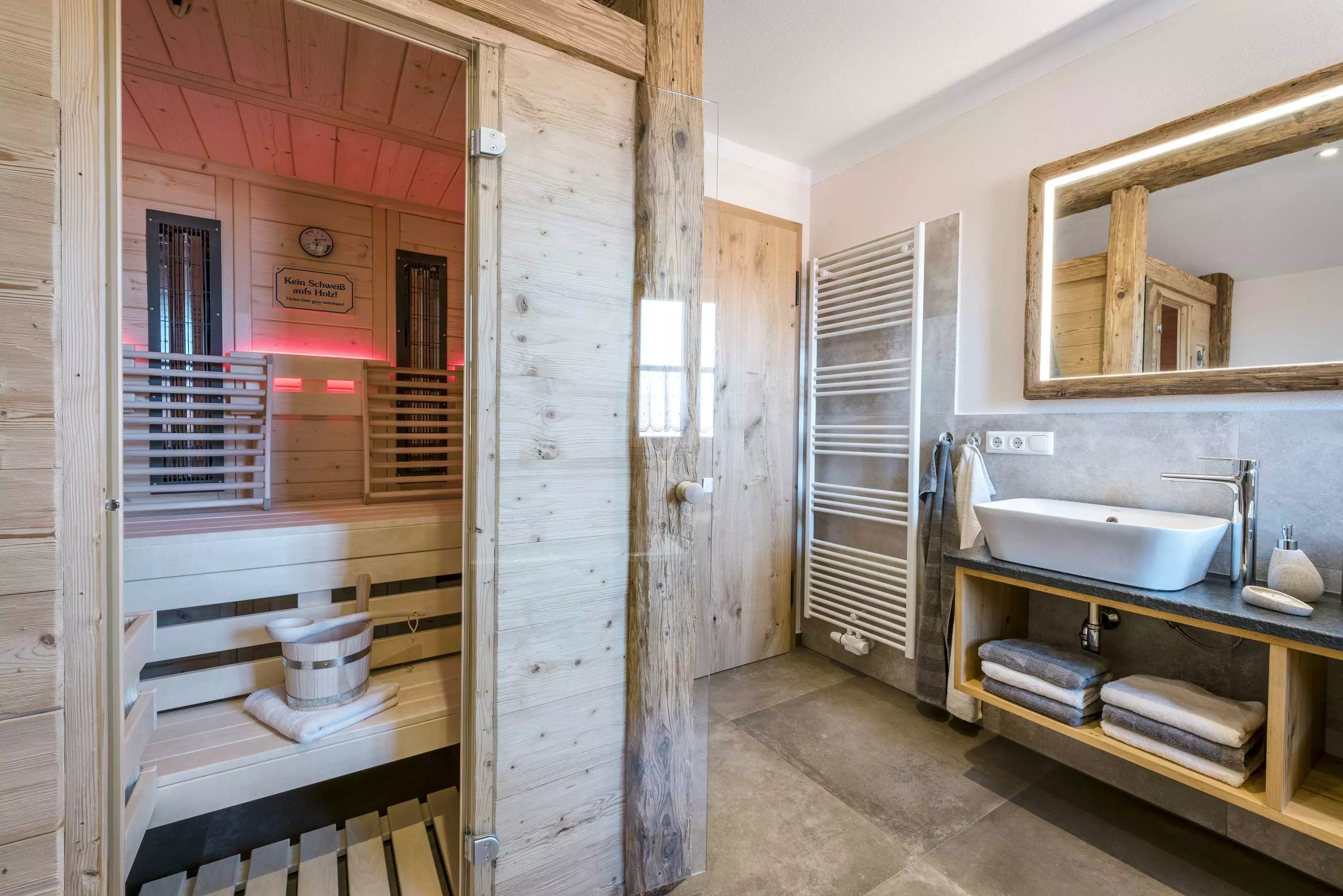 Sauna mit VITAL-light-Infrarot-ABC-Strahler und Farblichttherapie
