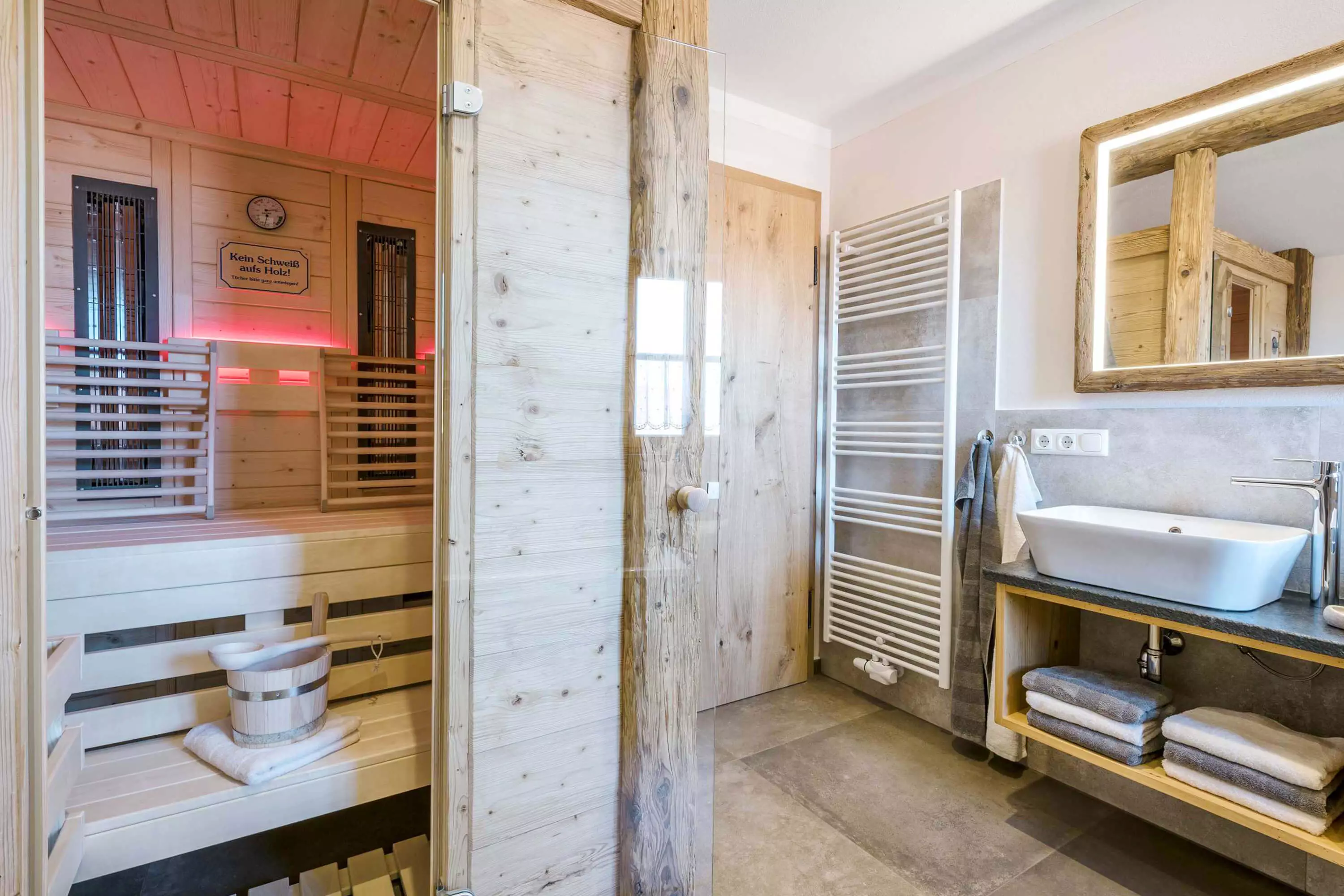 Sauna mit VITAL-light-Infrarot-ABC-Strahler und Farblichttherapie