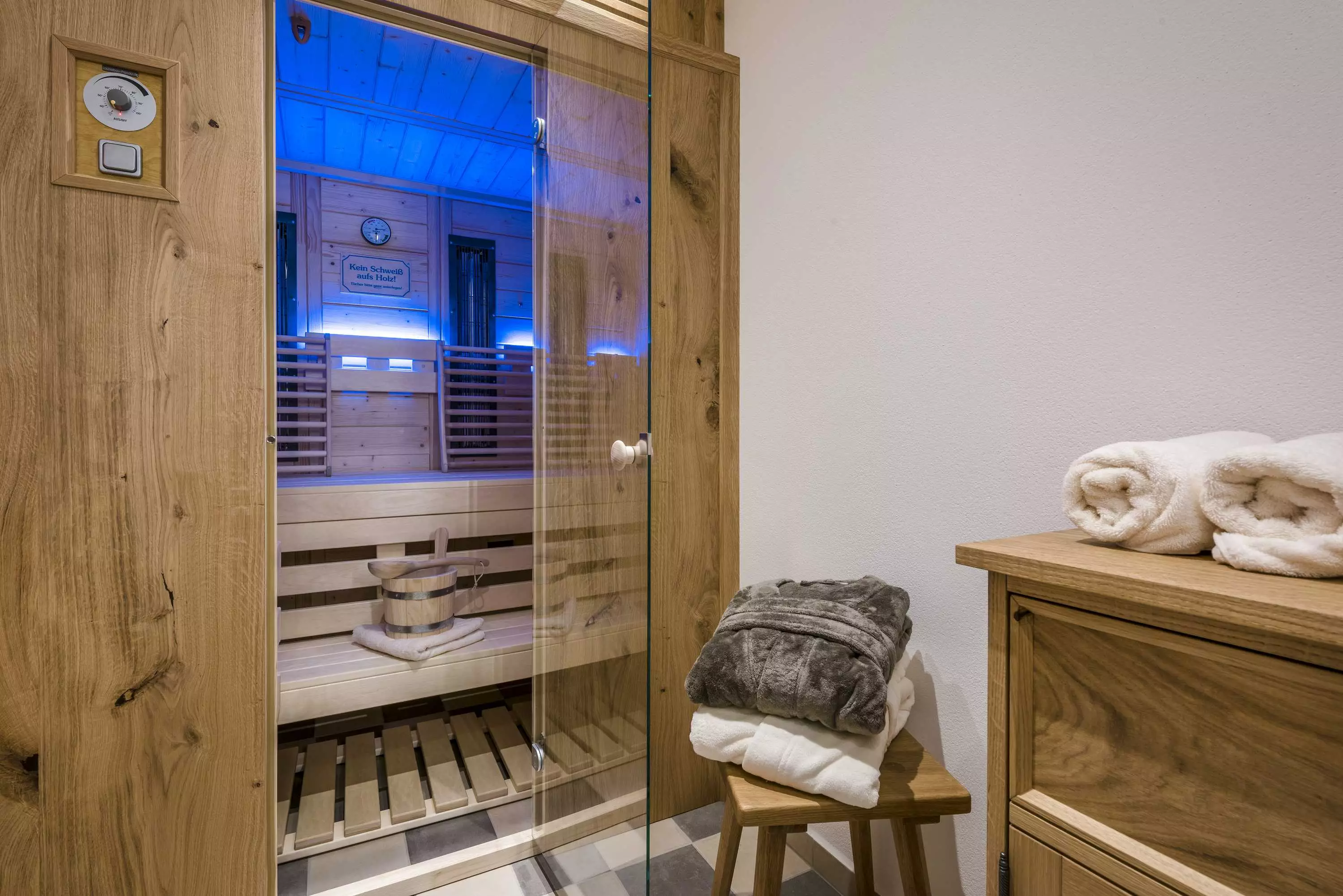 Badezimmer mit Regendusche und Sauna