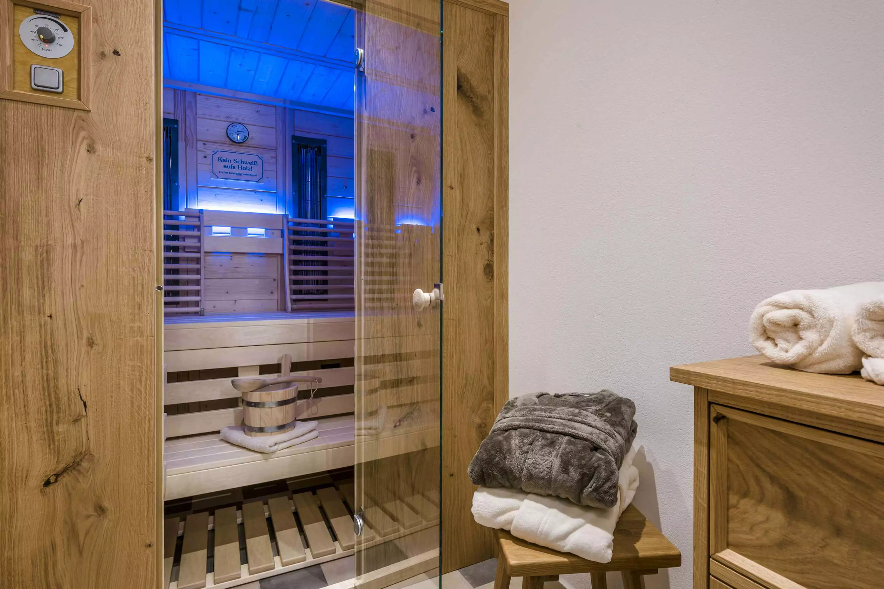 Badezimmer mit Regendusche und Sauna