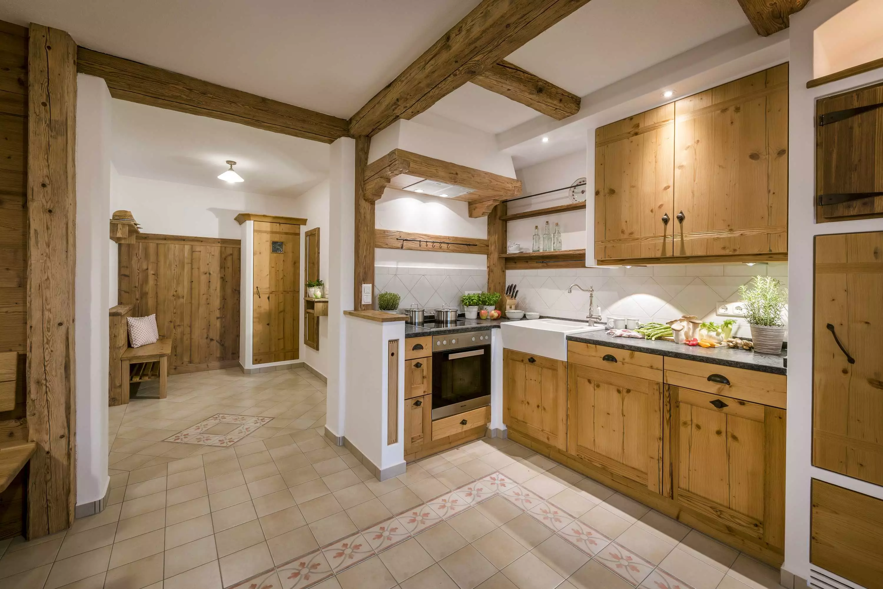 Liebevolle Details und Altholz für gemütliche Atmosphäre