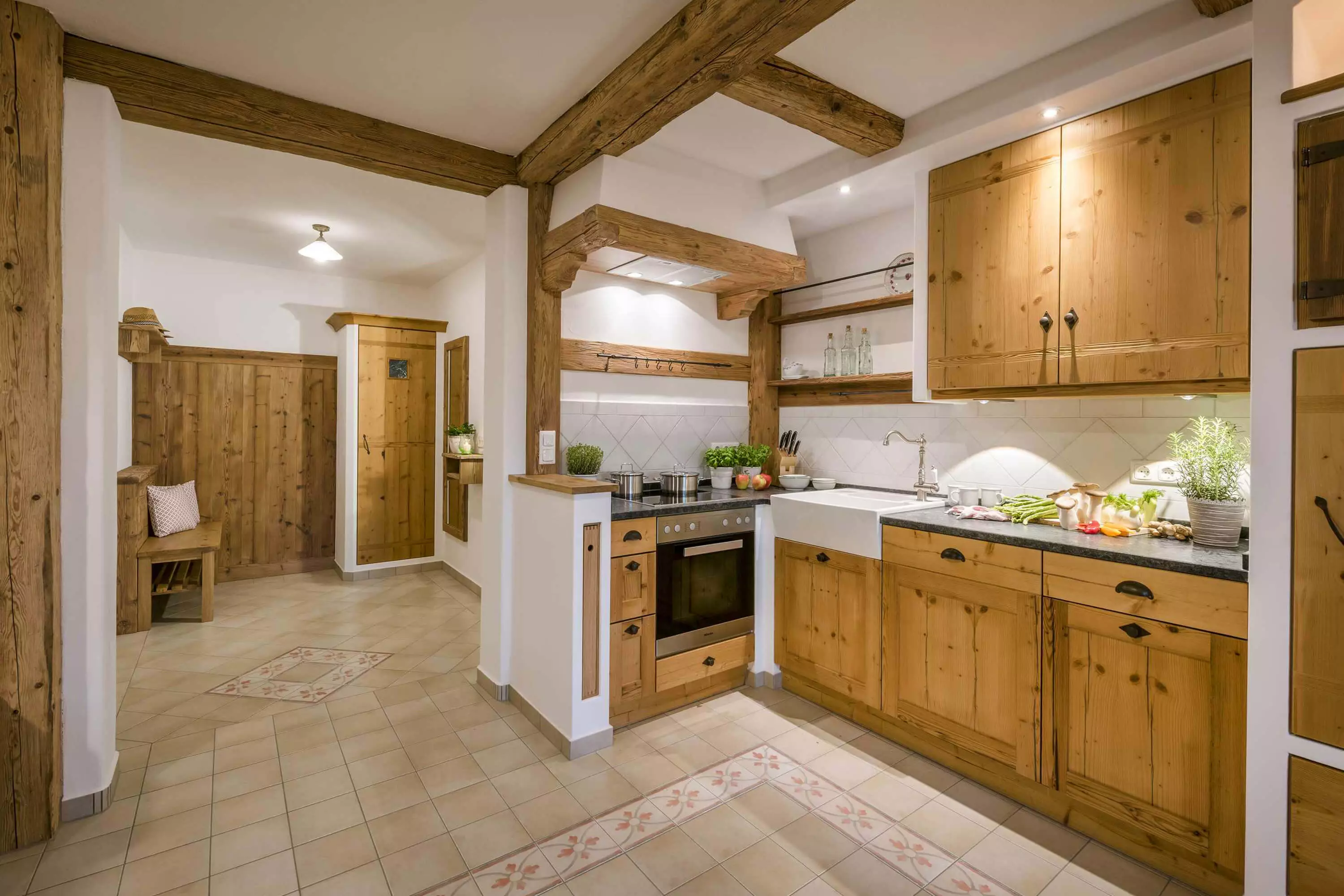 Liebevolle Details und Altholz für gemütliche Atmosphäre