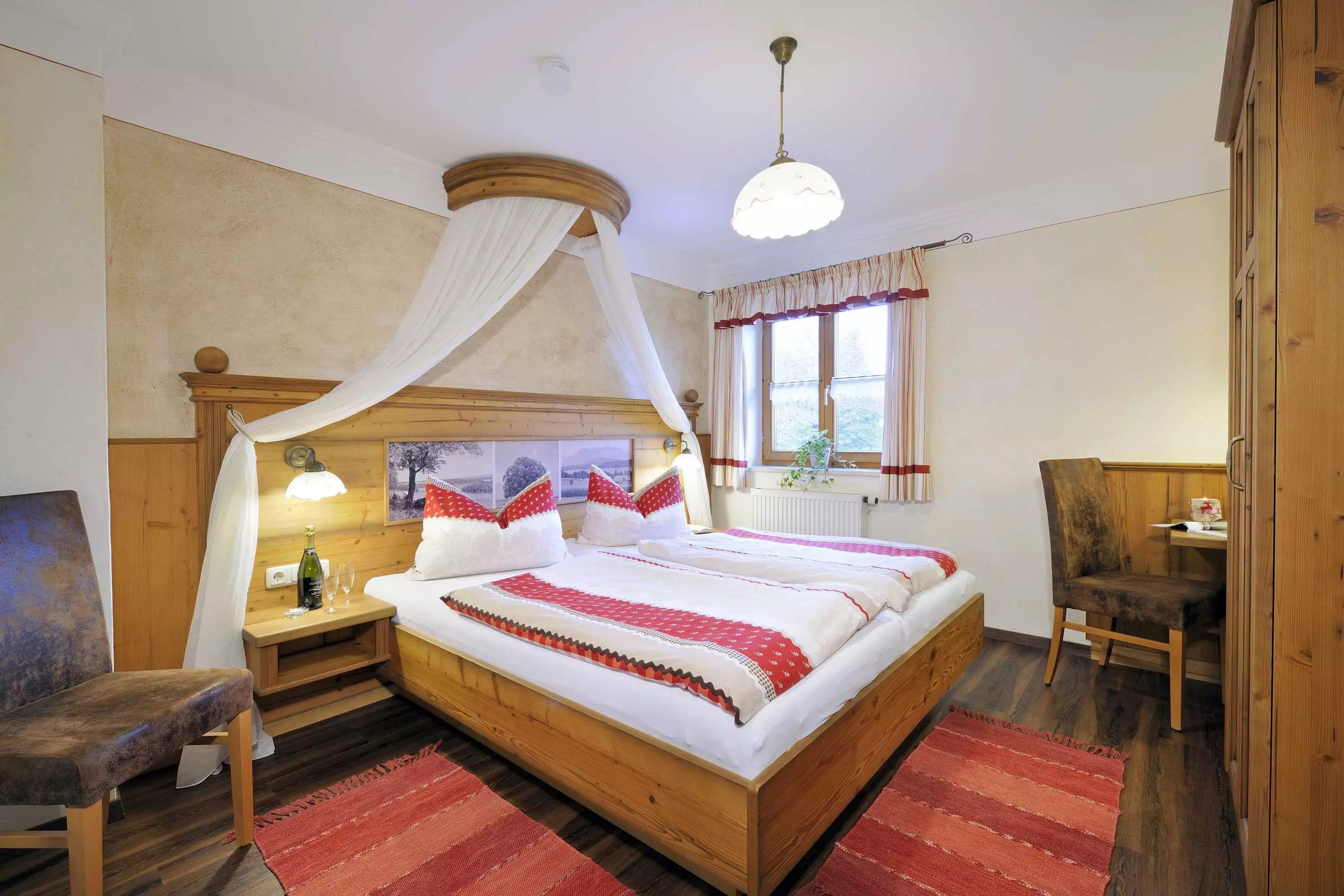 Schlafzimmer mit Möbeln vom Schreiner FeWo Nussbaum