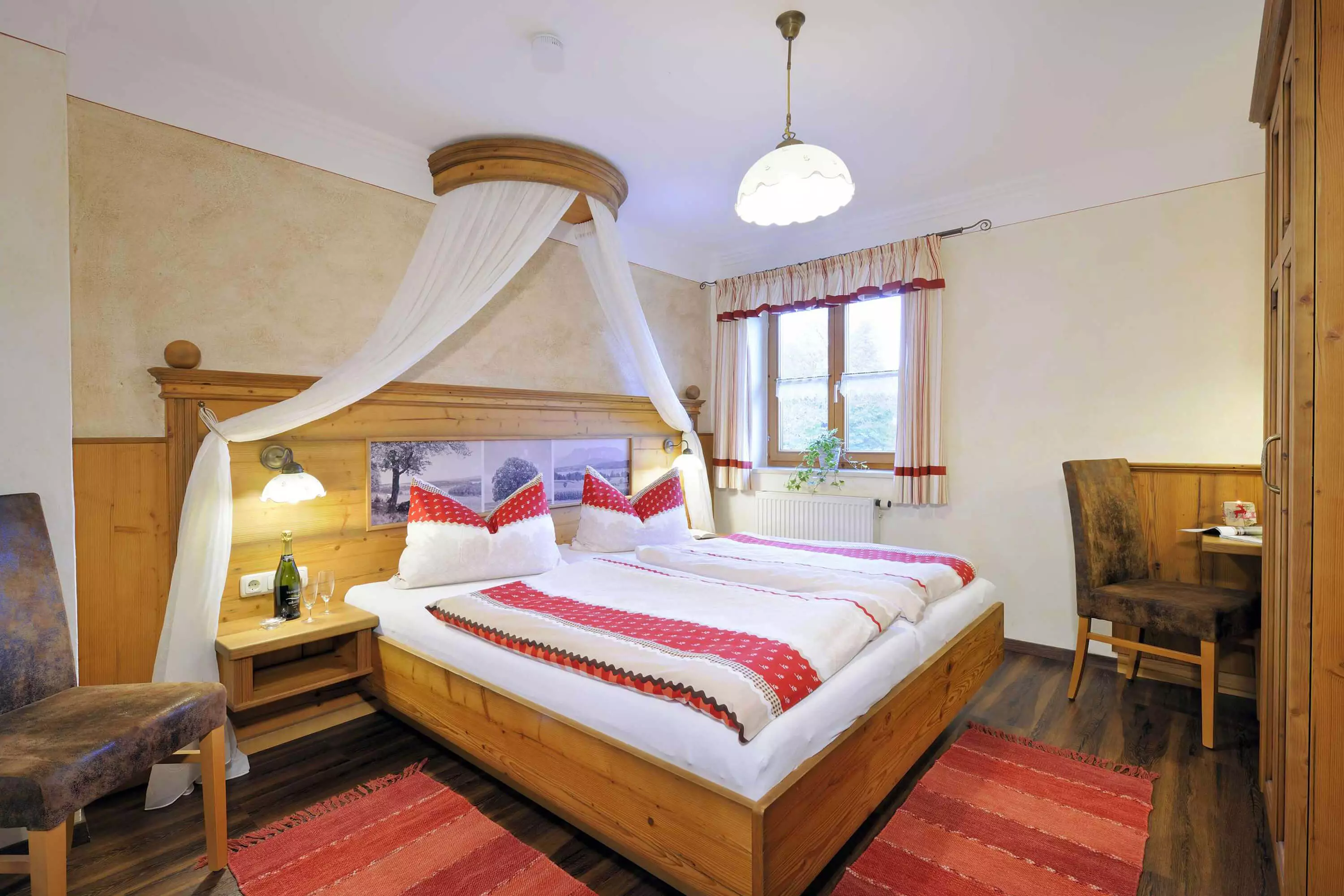 Schlafzimmer mit Möbeln vom Schreiner FeWo Nussbaum