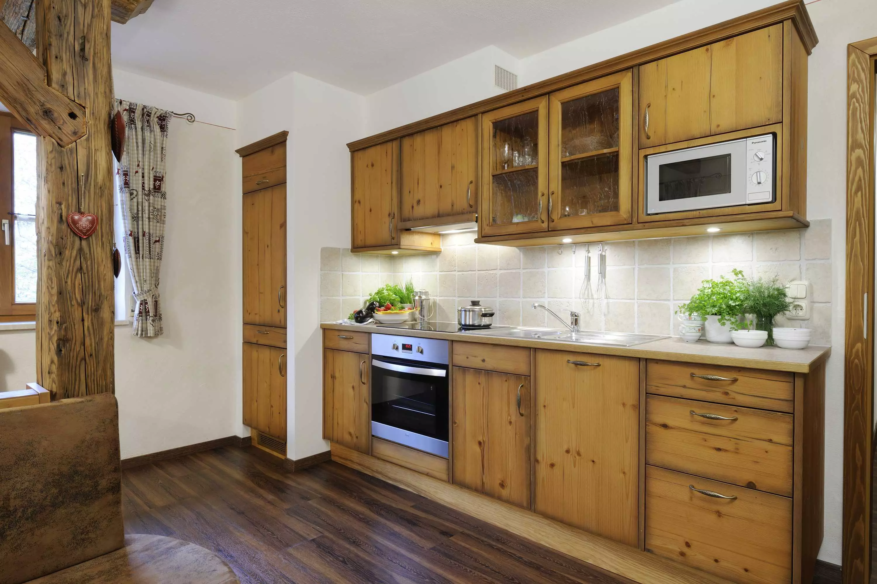 Küche vom Schreiner gefertigt 5-Sterne Ferienwohnungen am Thomahof