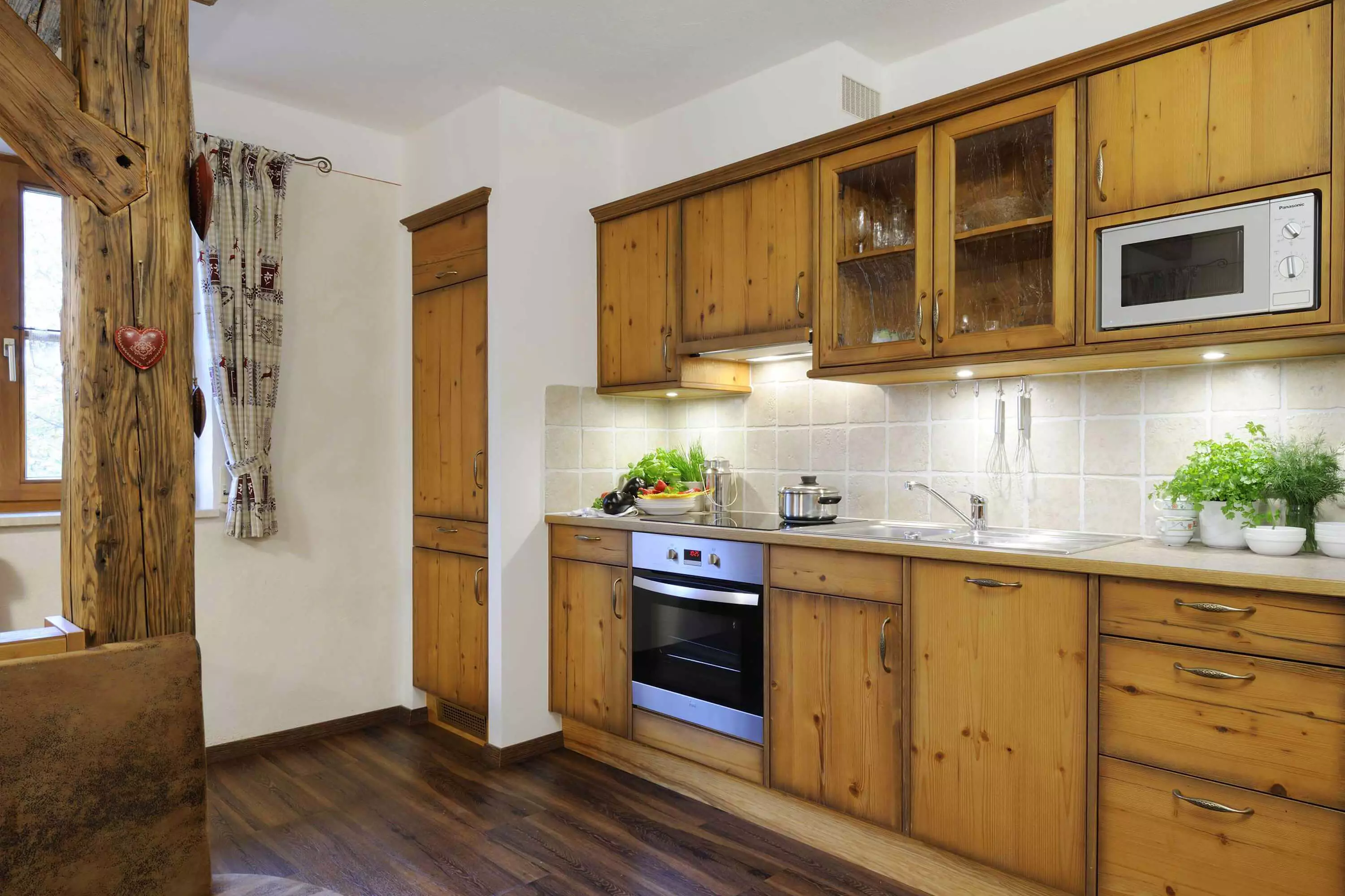 Küche vom Schreiner gefertigt 5-Sterne Ferienwohnungen am Thomahof