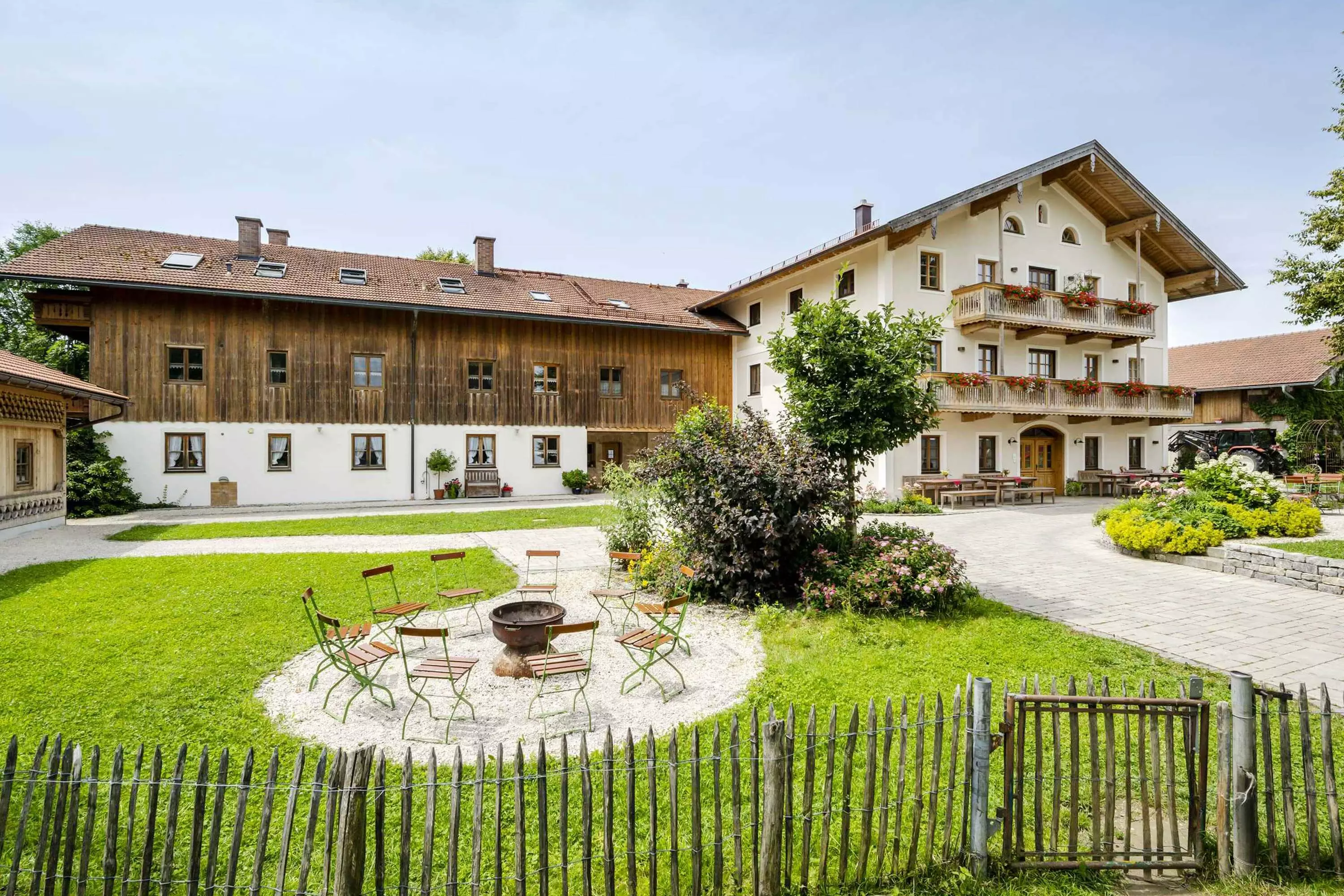 Hofansicht mit Feuerstelle, Terrasse und Grillplatz