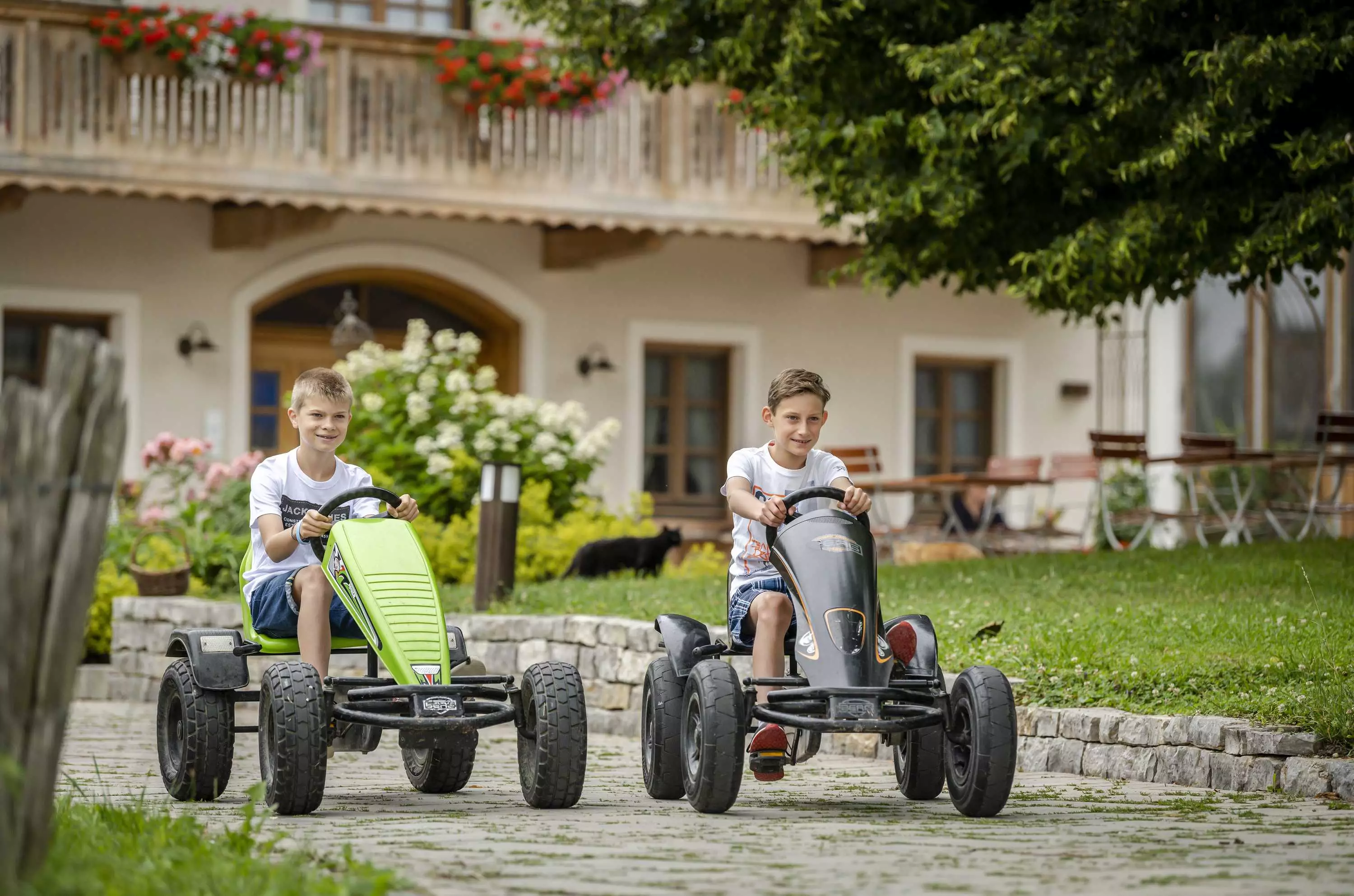 Kinderfahrzeuge, Spielplatz, Spielscheune und Spielwiese am Hof