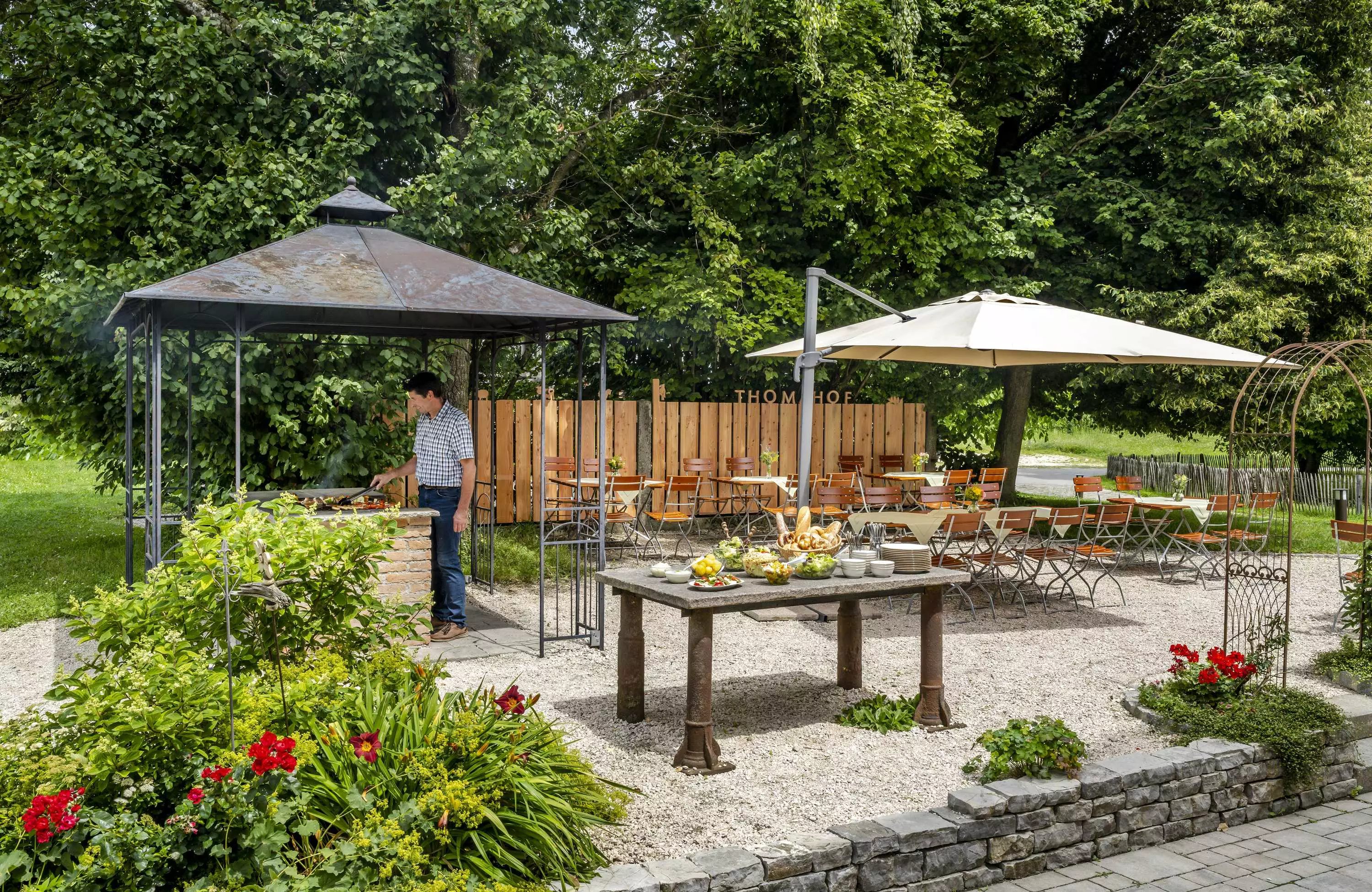 Traktor fahren und Tiere versorgen