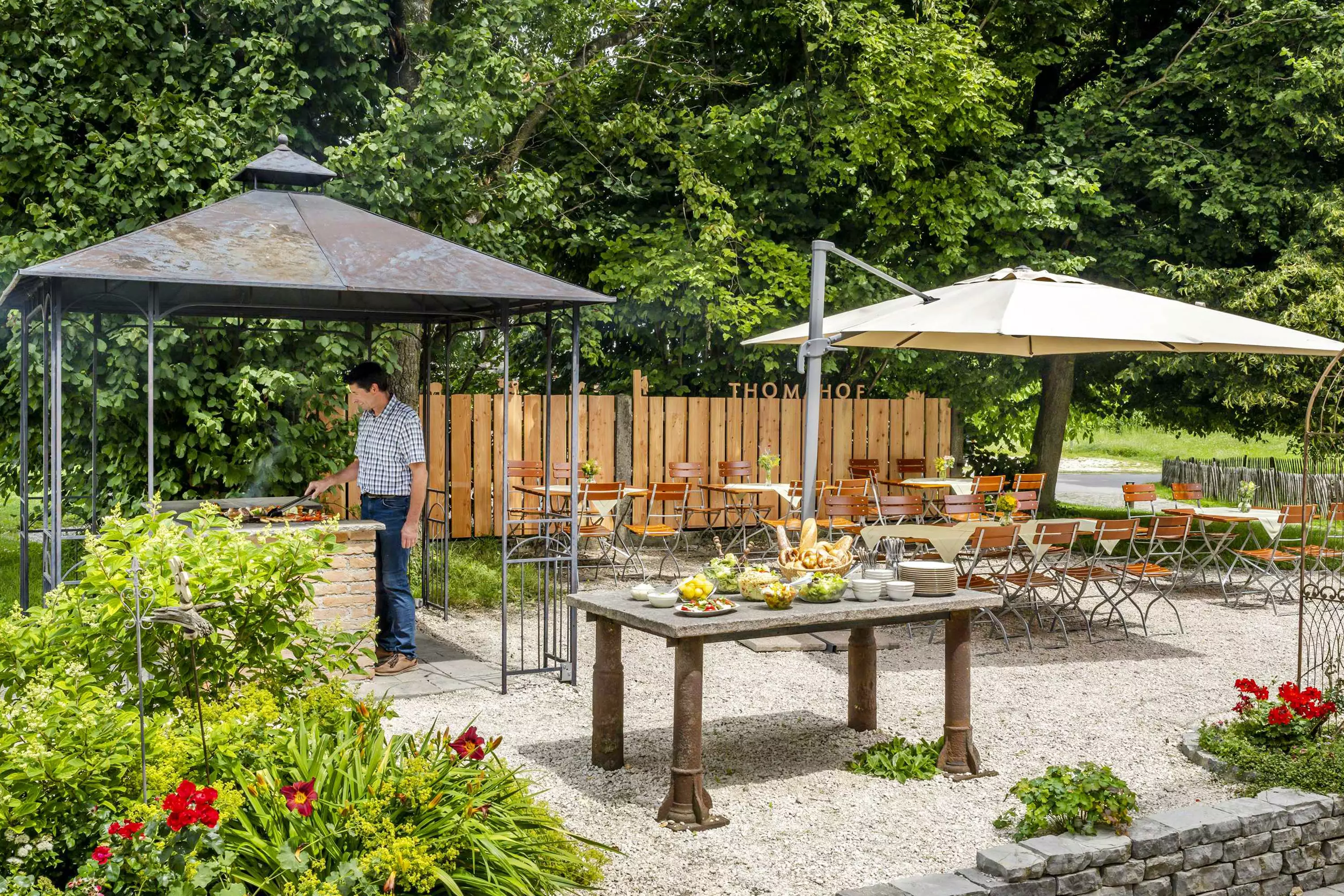 Traktor fahren und Tiere versorgen