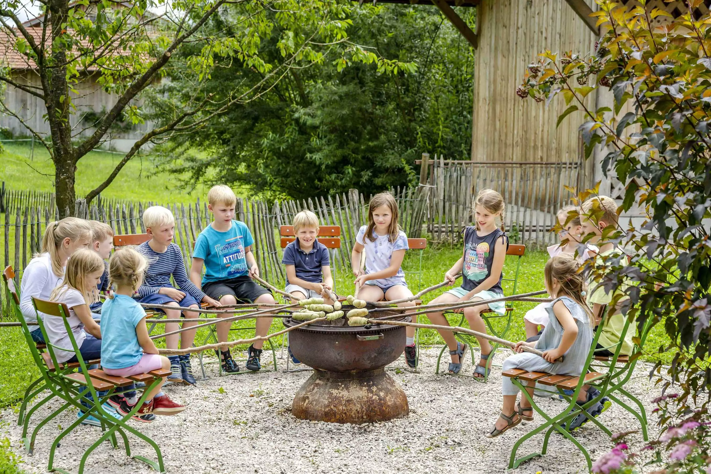 Stockbrotbacken am Lagerfeuer