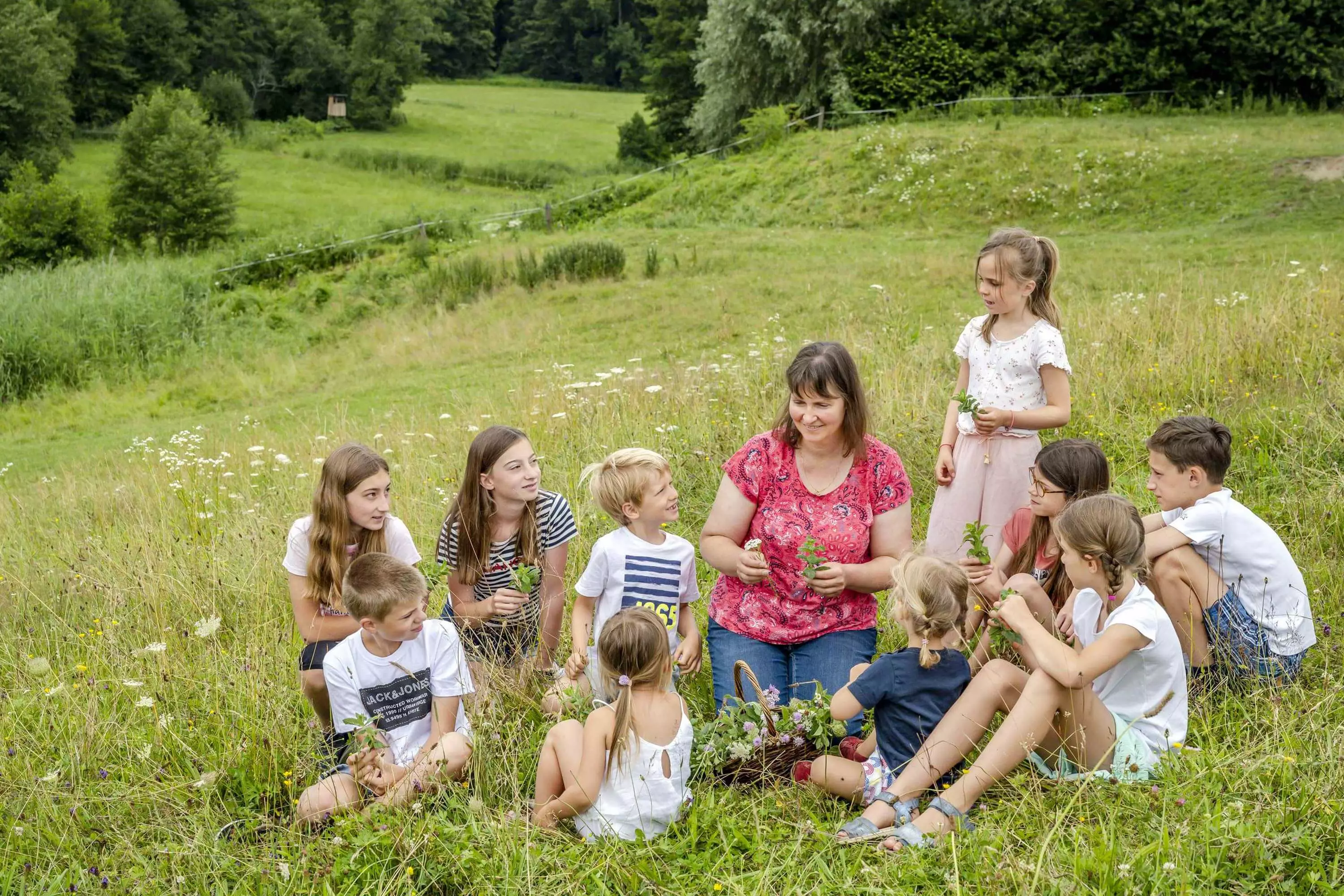 Kräuterwissen entdecken mit Bäuerin Evi