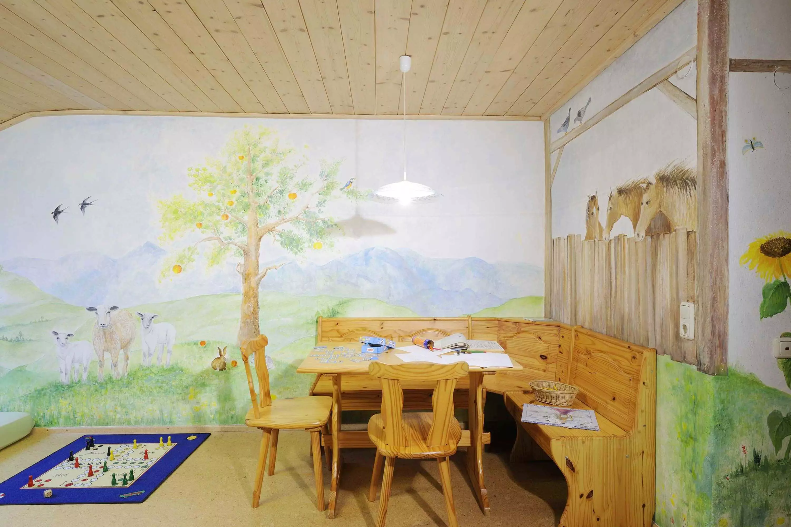 Liebevoll gestaltetes Spielzimmer für die Kinder