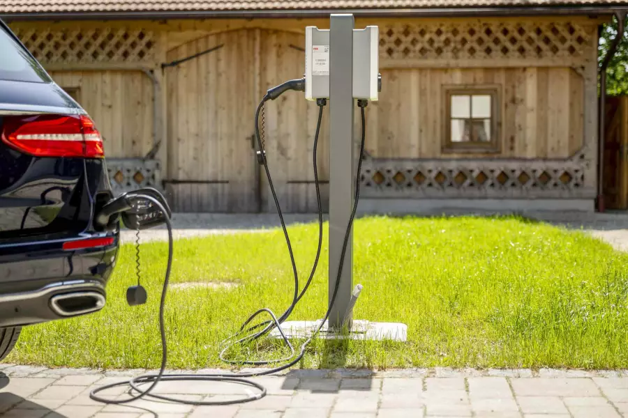 E-Bike oder E-Auto mit grünem Strom