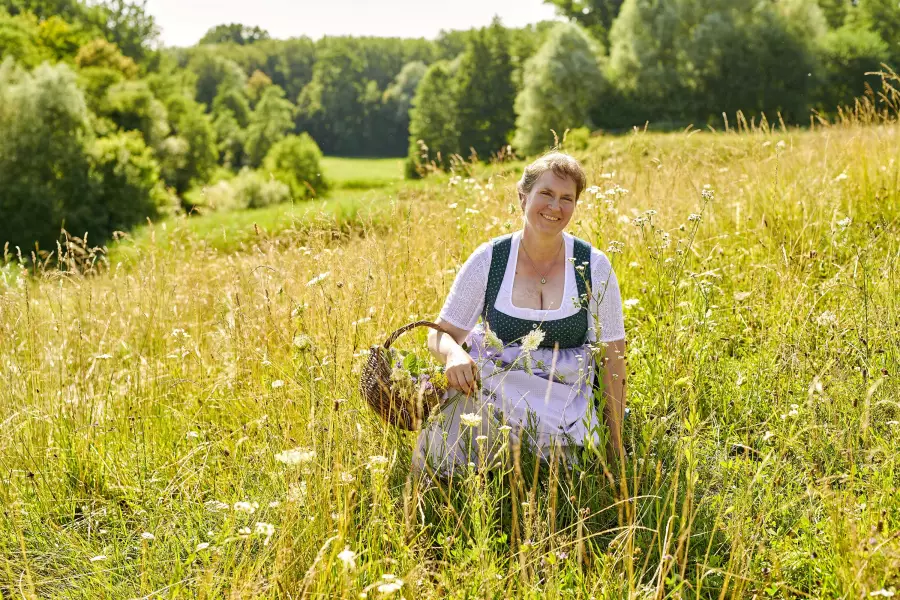 Bäuerin Evi gibt Wissen über Kräuter weiter