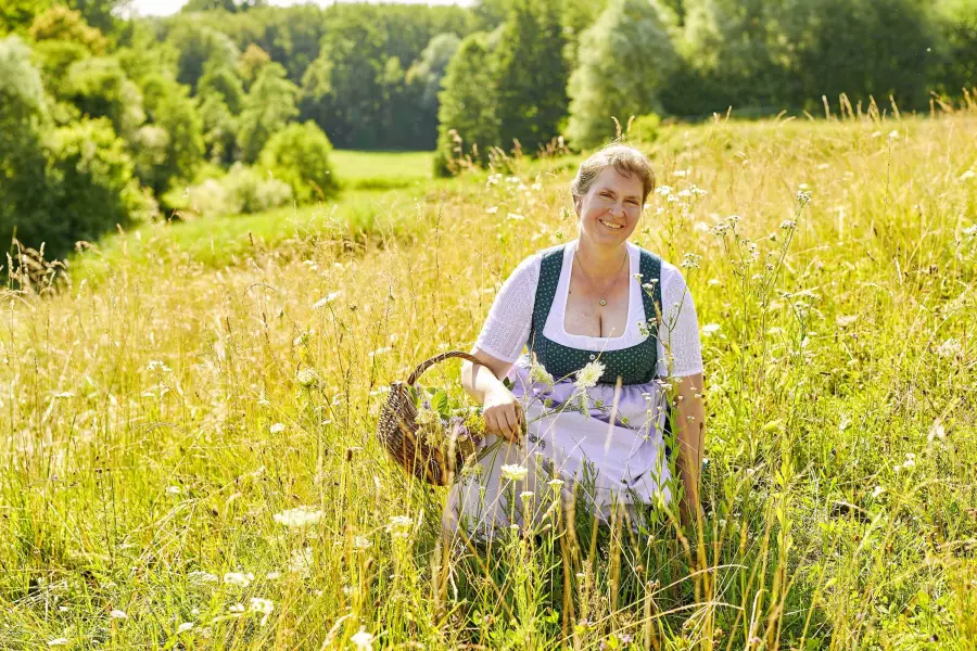 Bäuerin Evi gibt Wissen über Kräuter weiter