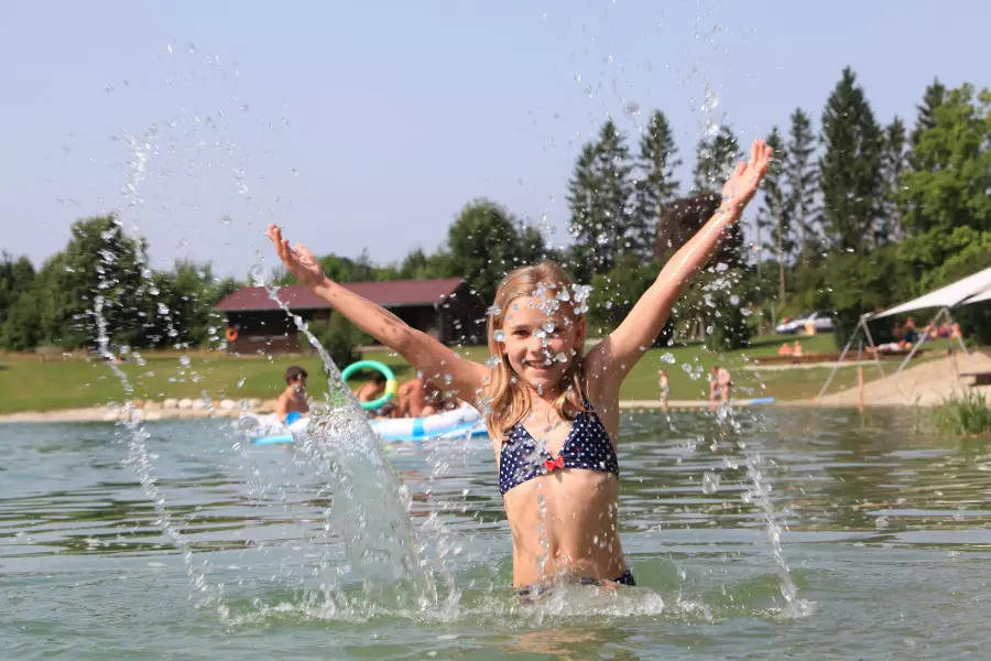 Naturbadesee nahe dem Thomahof bei Fridolfing