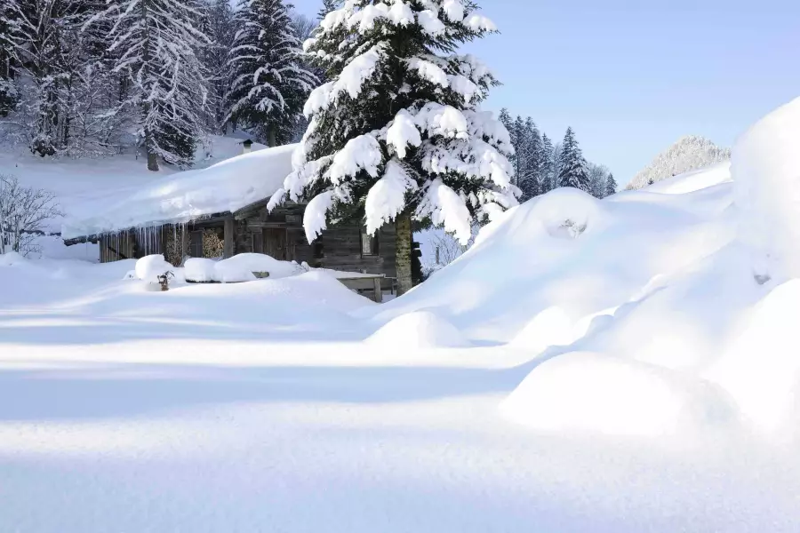 Verschneite Berge laden zu Entdeckungen ein